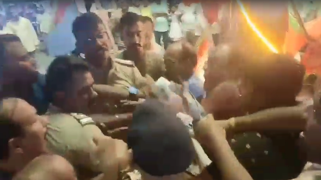 Scuffle Breaks Out Between Police Left Protesters In west Bengals Cooch Behar District