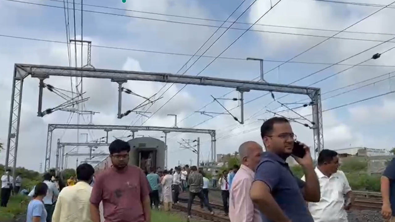 ahmedabad-mumbai double decker splits into two pieces in surat, passengers stranded for over 2 hours