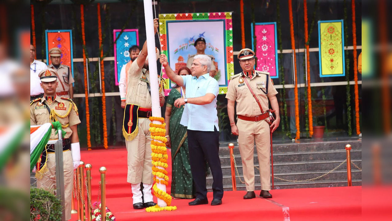 Kailash Gahlot hoisted national flag at Chhatrasal Stadium on Independence Day