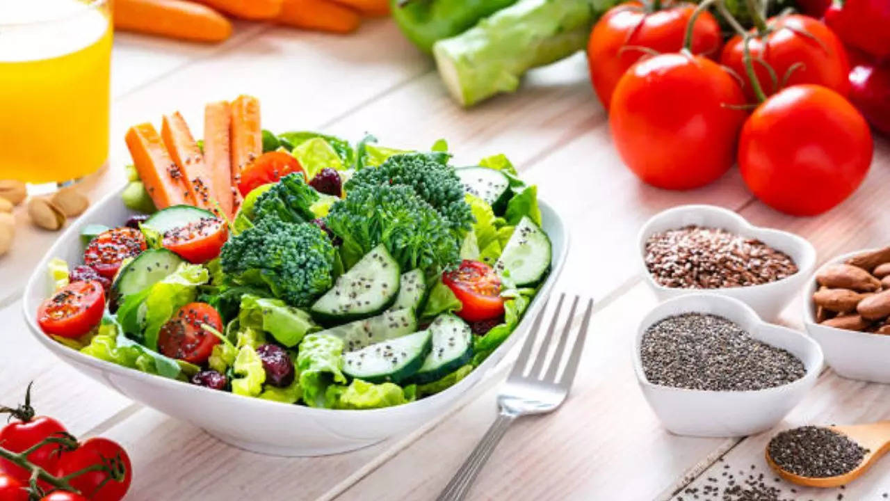 Is It Safe To Consume Salad In The Evening? Expert Warns Of Risks