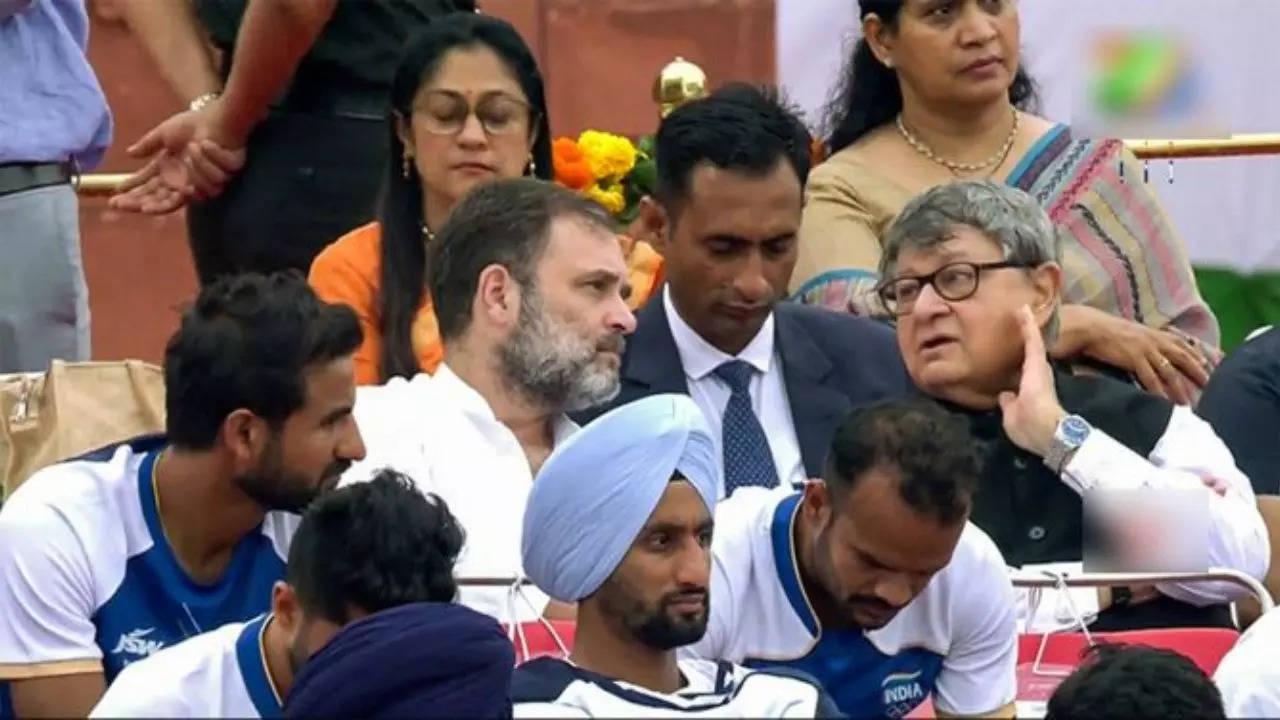 Rahul Gandhi seen sitting at the back row at Red Fort