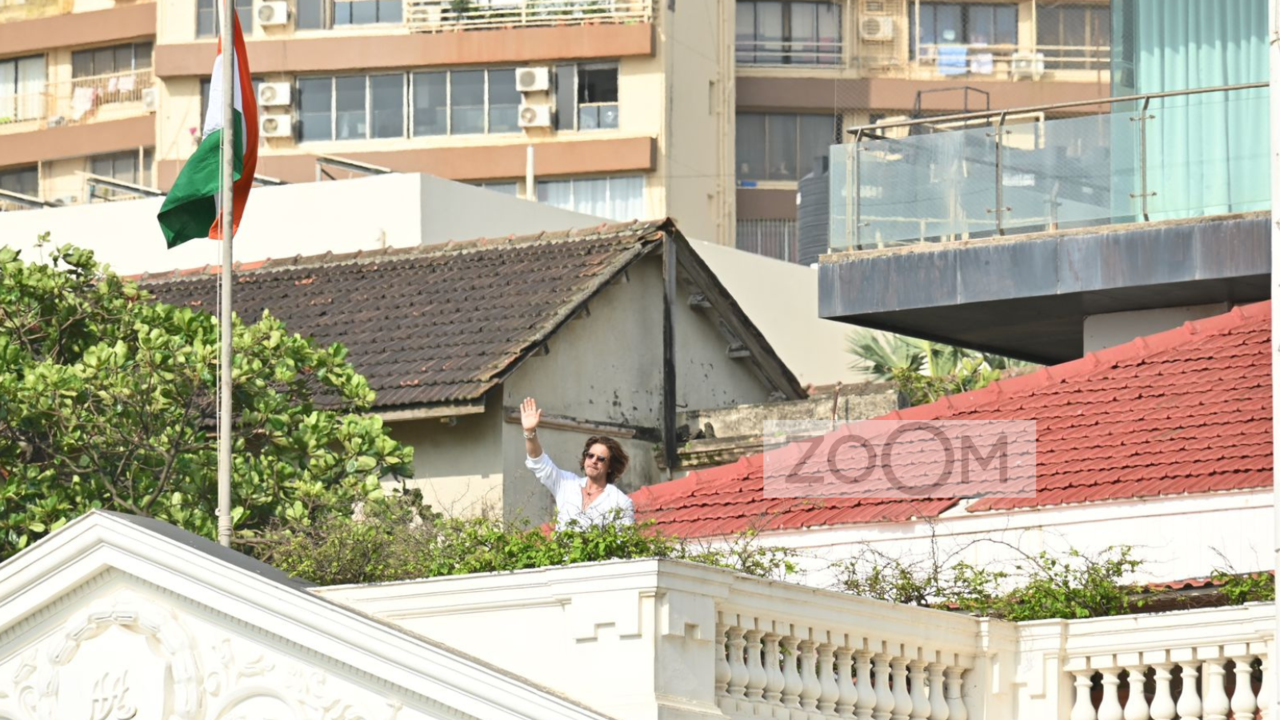 Shah Rukh Khan Hoists Flag At Mannat On Independence Day, Daughter Suhana Khan Accompanies Actor