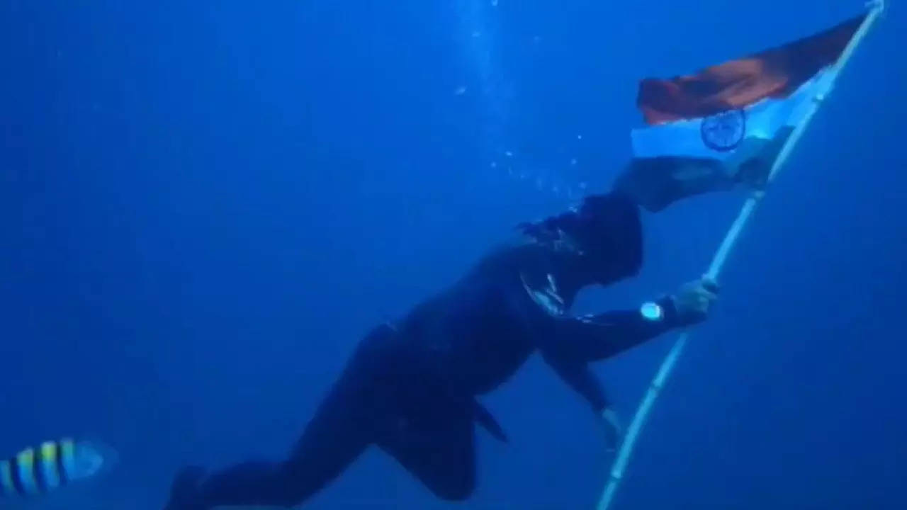 Scuba Divers From Chennai Wave The National Flag Underwater