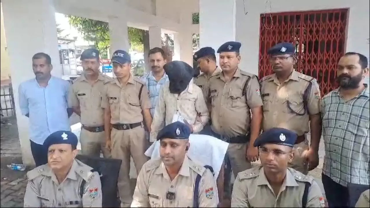 Uttarakhand Police with suspect