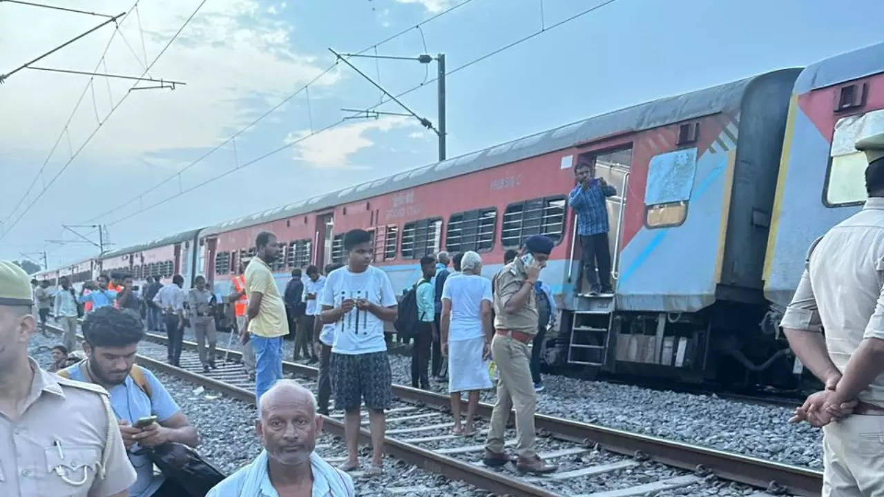 Sabarmati Express Derailed in Uttar Pradesh no casualties