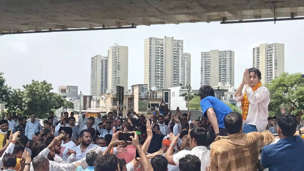 Wrestler Vinesh Phogat has received a rousing welcome after she arrived at the Indira Gandhi International Airport in Delhi