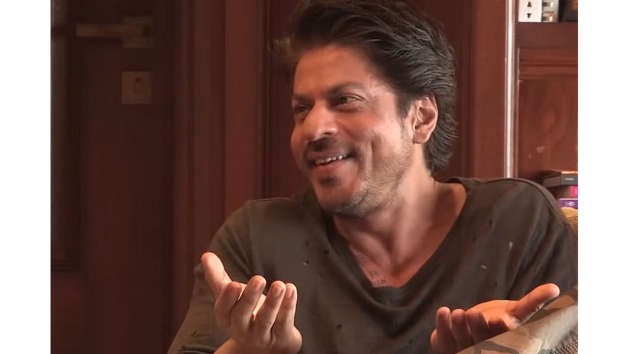 Throwback: When Shah Rukh Khan Was Taught How To Eat Biscuits, His Witty Reply Will Make Your Day