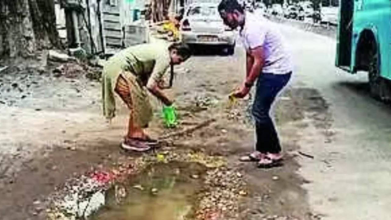 Pothole Puja In Bengaluru, Jayanagar