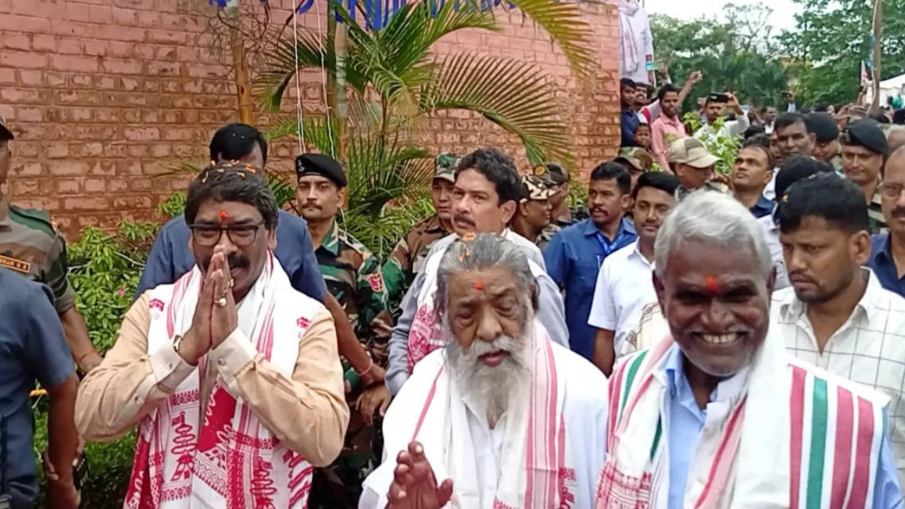 JMM leaders Hemant Soren, Shibu Soren and Champai Soren (Left To Right)