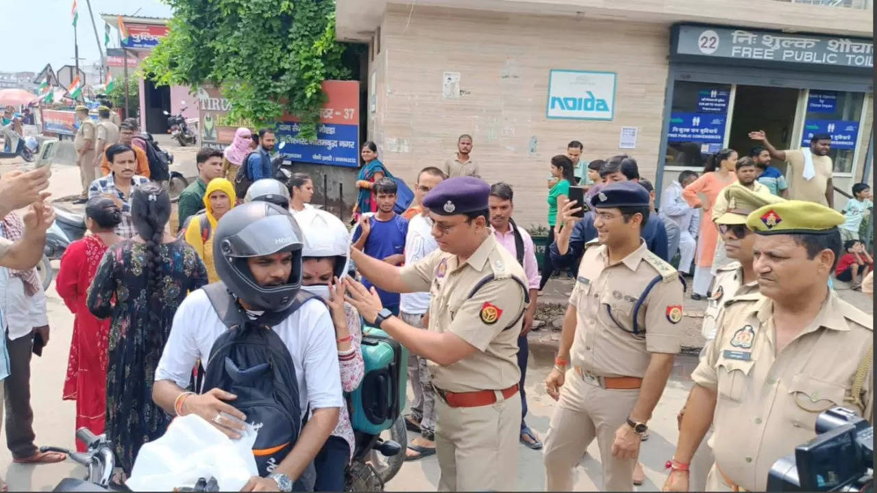 Noida Traffic Police Distributing Free Helmets