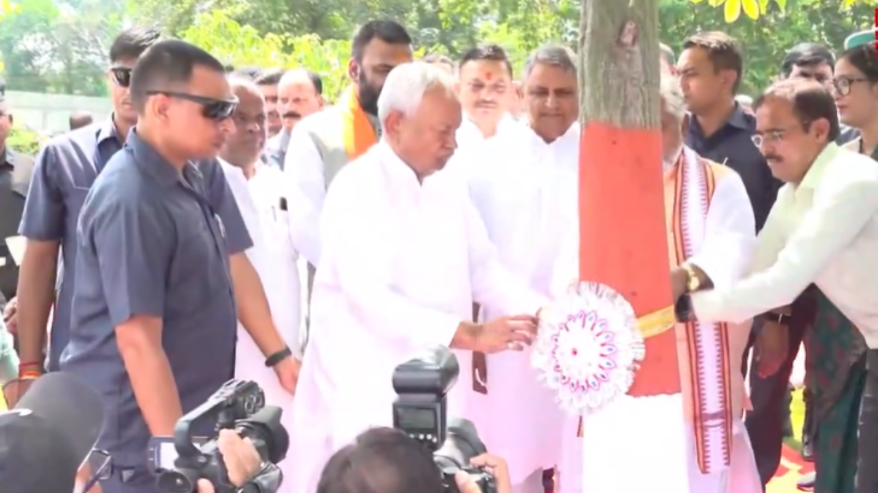 Nitish Kumar ties Rakhi to tree