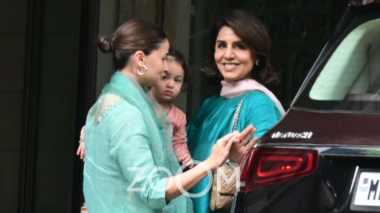 Raha Celebrates Rakshabandhan With  Alia Bhatt, Neetu Kapoor At Randhir Kapoor Mansion - S