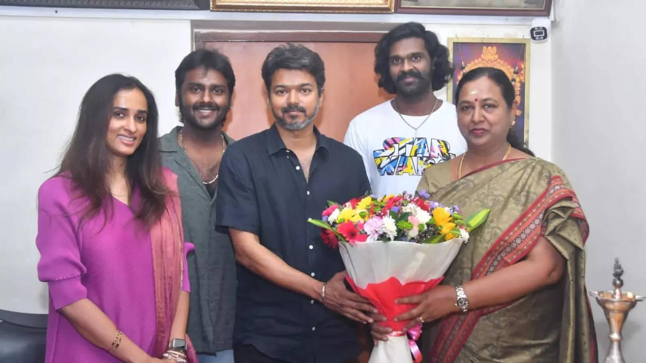 Vijay meets Vijayakanth's family