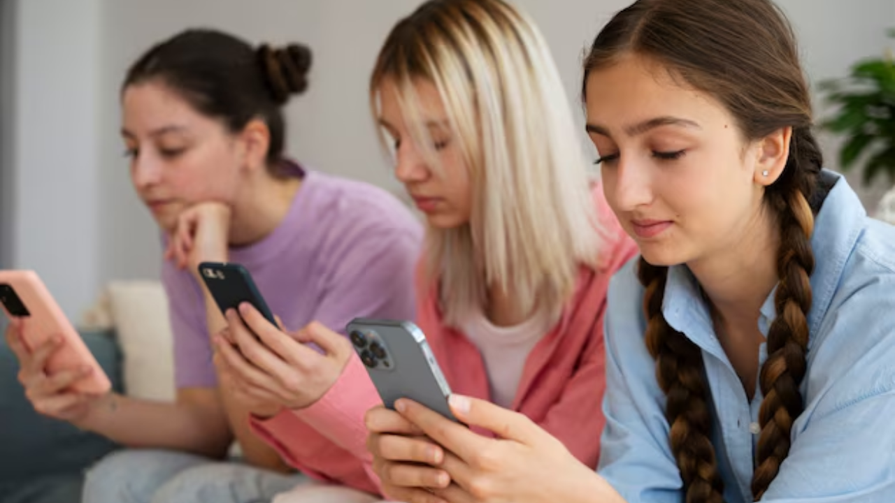 Social media and teens (Credit-Freepik)