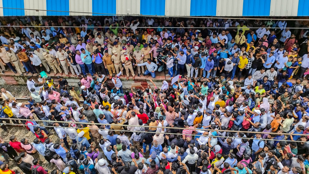 Badlapur station witnesses crowd of protesters