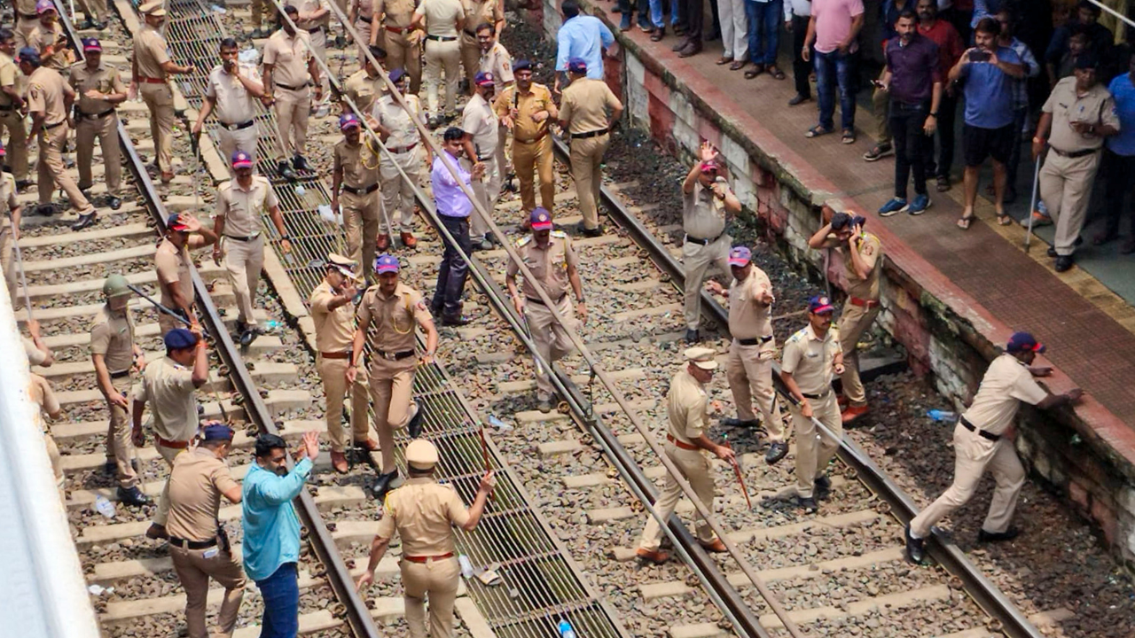 Lathi-charge on Badlapur protestors