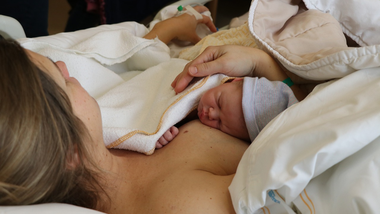 What Is Kangaroo Care Can Mothers Learn Something From It (1)