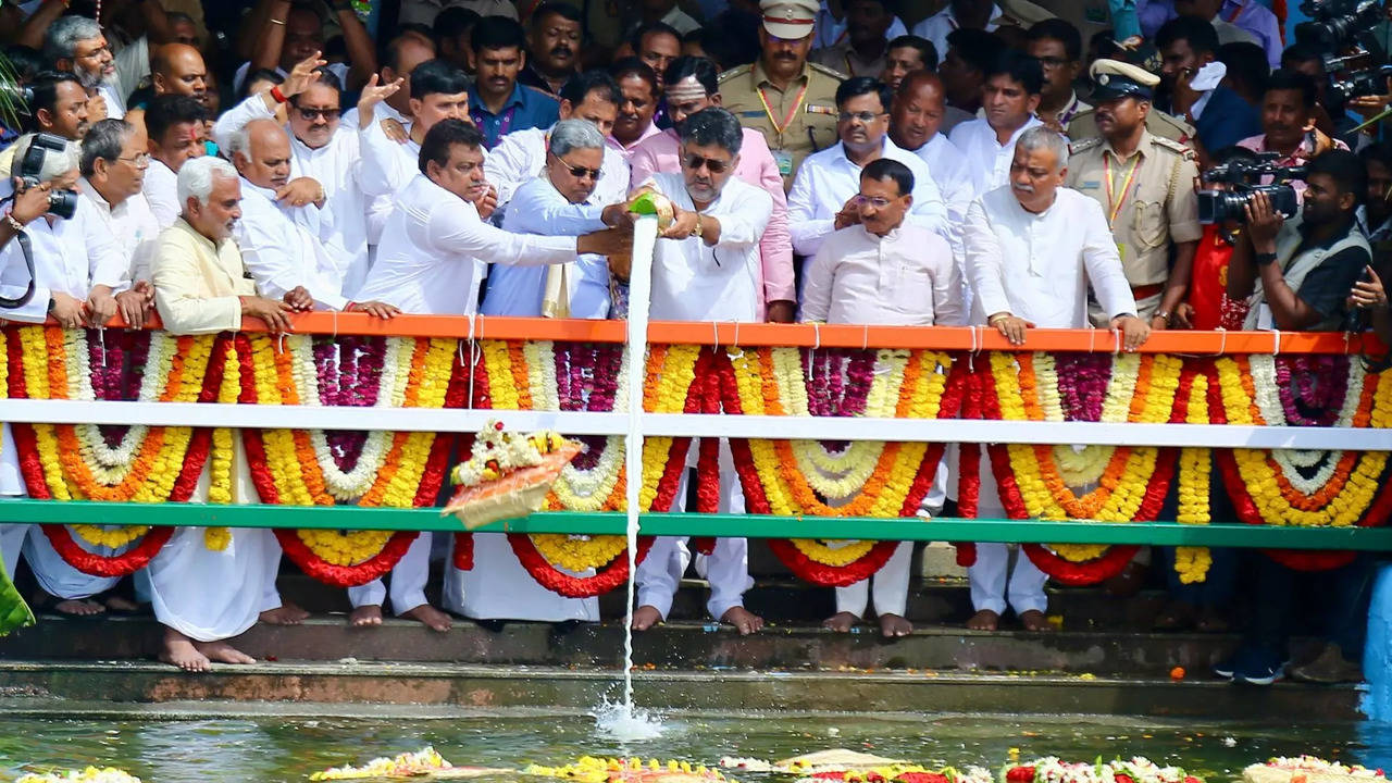 ಆಲಮಟ್ಟಿ ಜಲಾಶಯಕ್ಕೆ ಬಾಗಿನ ಅರ್ಪಣೆ