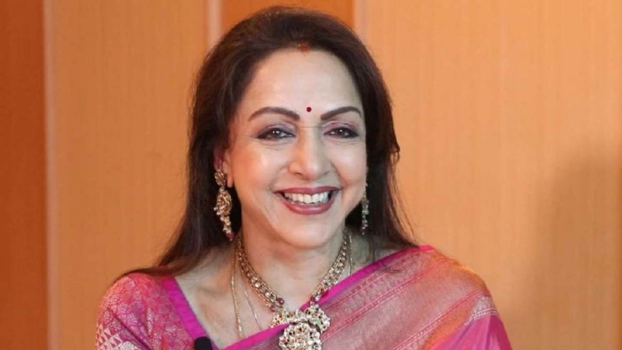 Hema Malini Gets Uncomfortable As Female Fan Touches Her Shoulder Without Consent, Fans Call Her 'Grumpy'