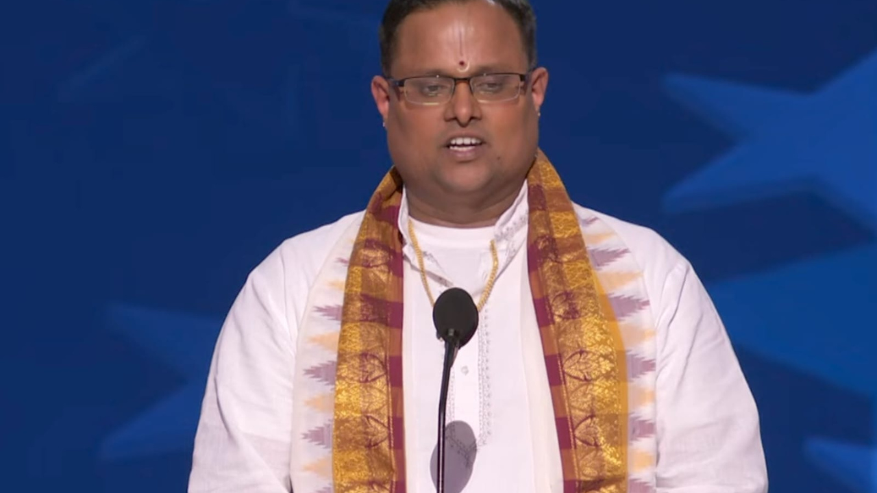 hindu priest rakesh bhat opens dnc with'om shanti', emphasizes on'world is one family' | watch