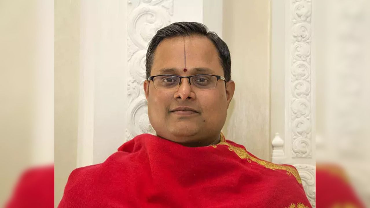 Priest Rakesh Bhatt