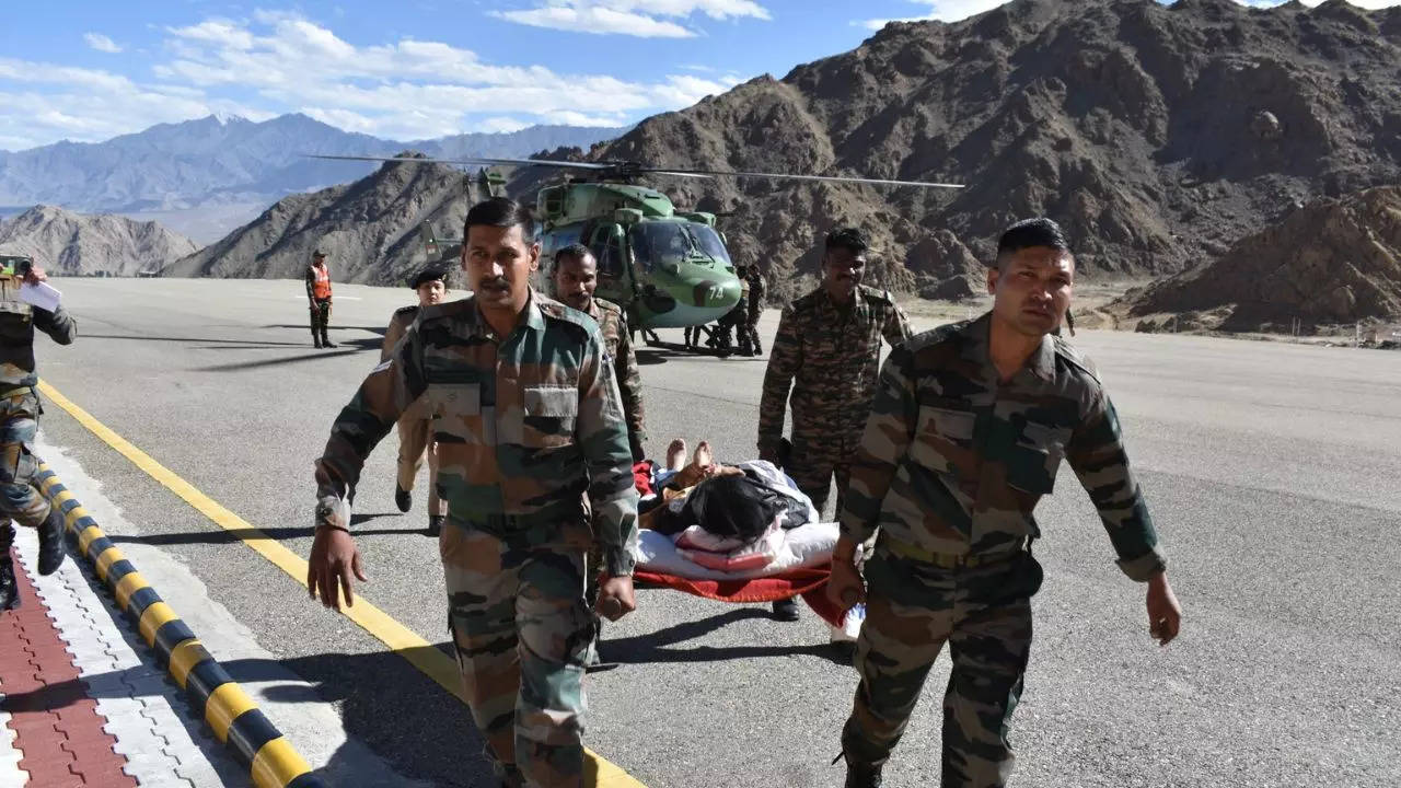 Indian Army rescuing Ladakh bus accident survivors