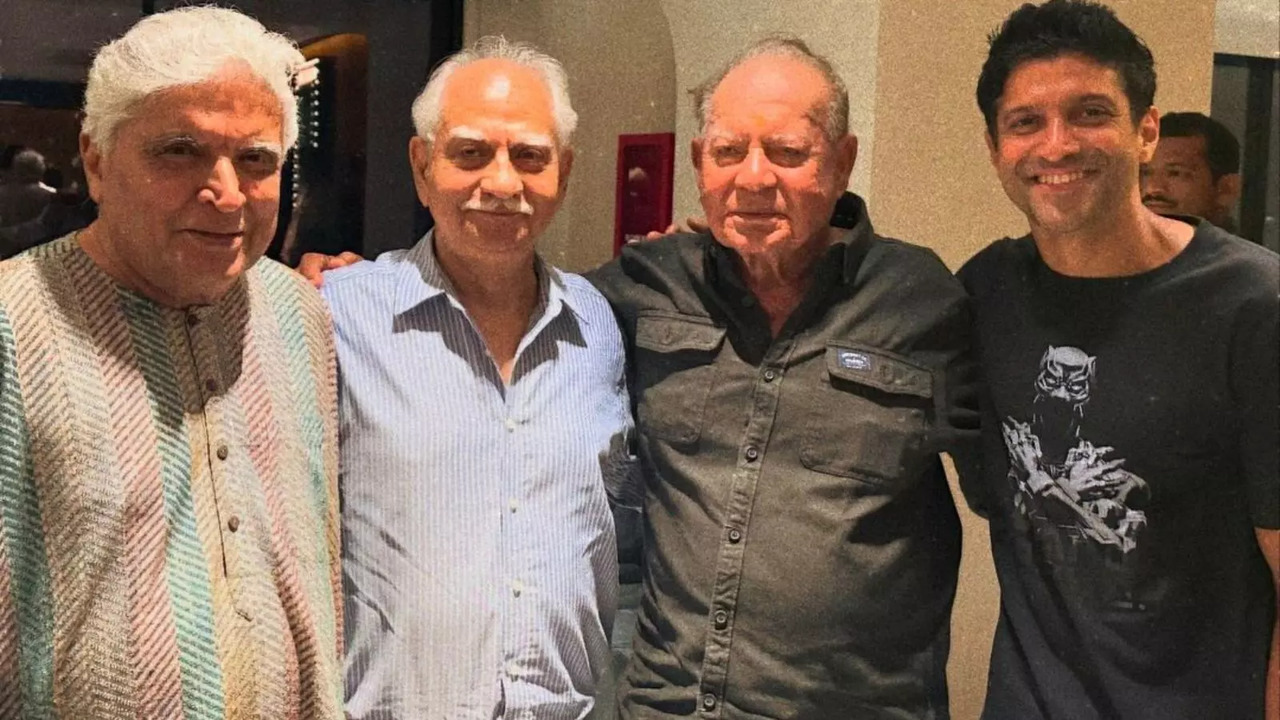 Sholay Renuion: Javed Akhtar, Salim Khan, Ramesh Sippy Strike A Pose With Farhan Akhtar