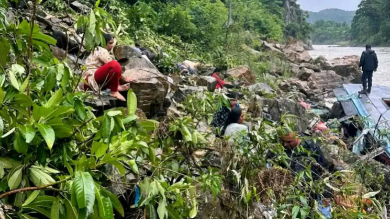 indian bus carrying 40 passengers plunges into river in nepal, 14 dead