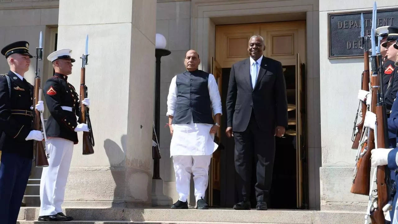 Defence Minister Rajnath Singh with US Secretary of Defense Lloyd Austin