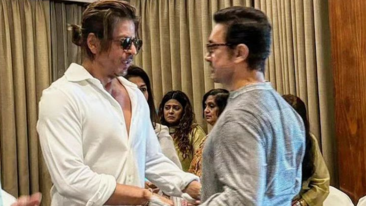 Shah Rukh Khan Greets Aamir Khan At Pradeep Bandekar's Prayer Meet, See Viral Pic