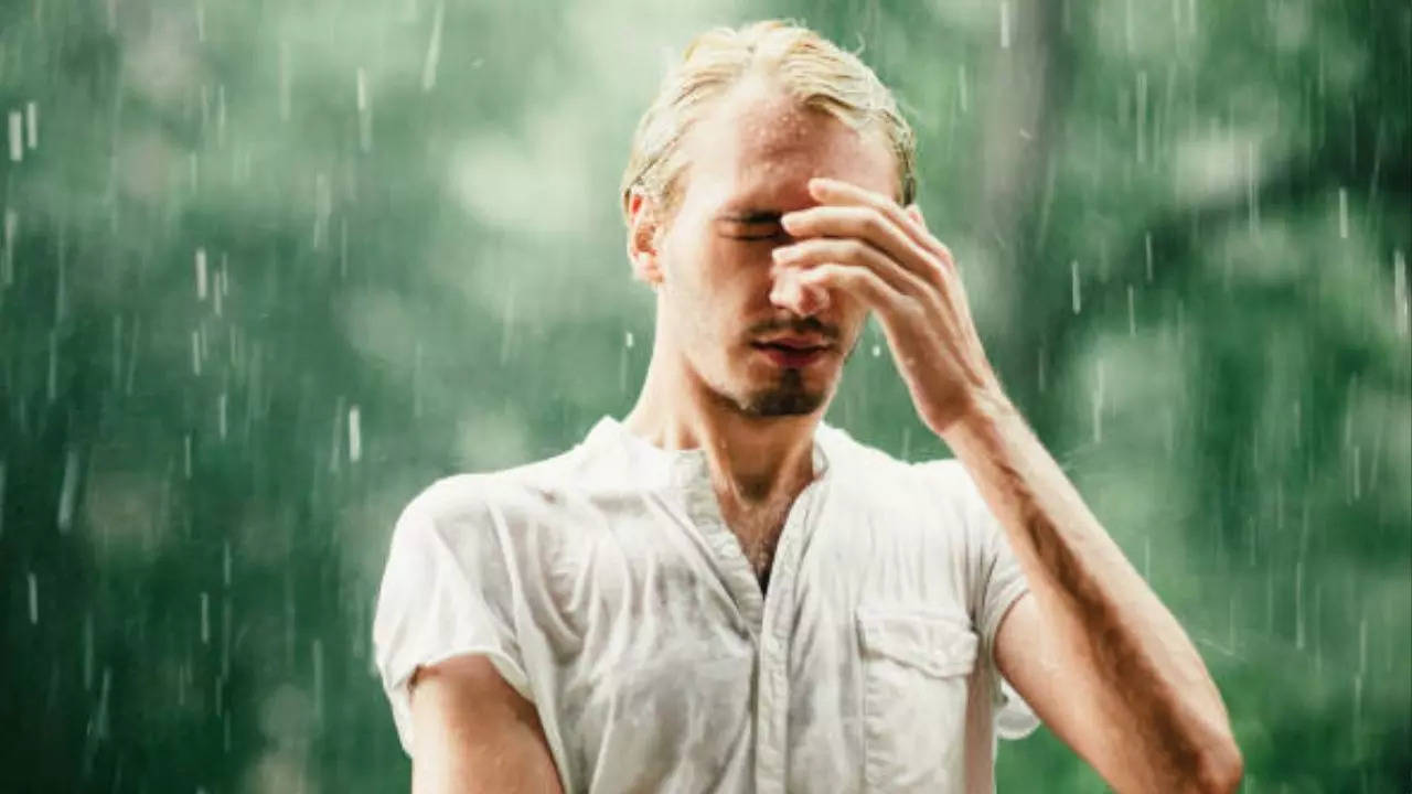 Eye Care Tips To Follow During Monsoon: 7 Ways To Keep Your Vision Safe During Rainy Days