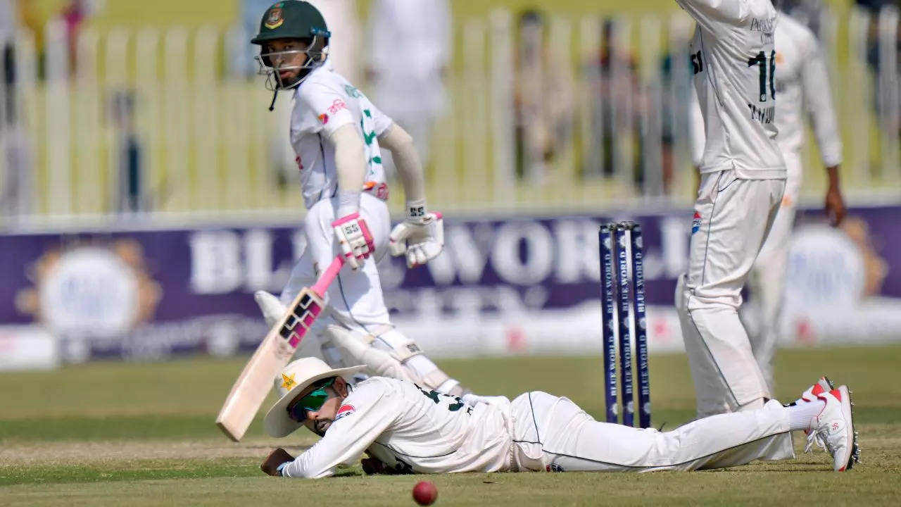 Babar Azam Drops Simple Catch In 1st Test vs Bangladesh - Watch