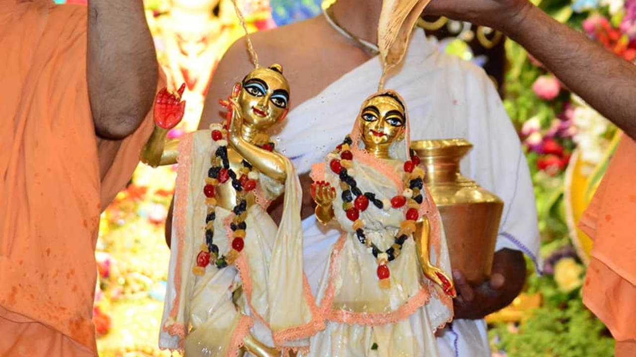 Nation Celebrates Shri Krishna Janmashtami with Grand Festivities and Tight Security