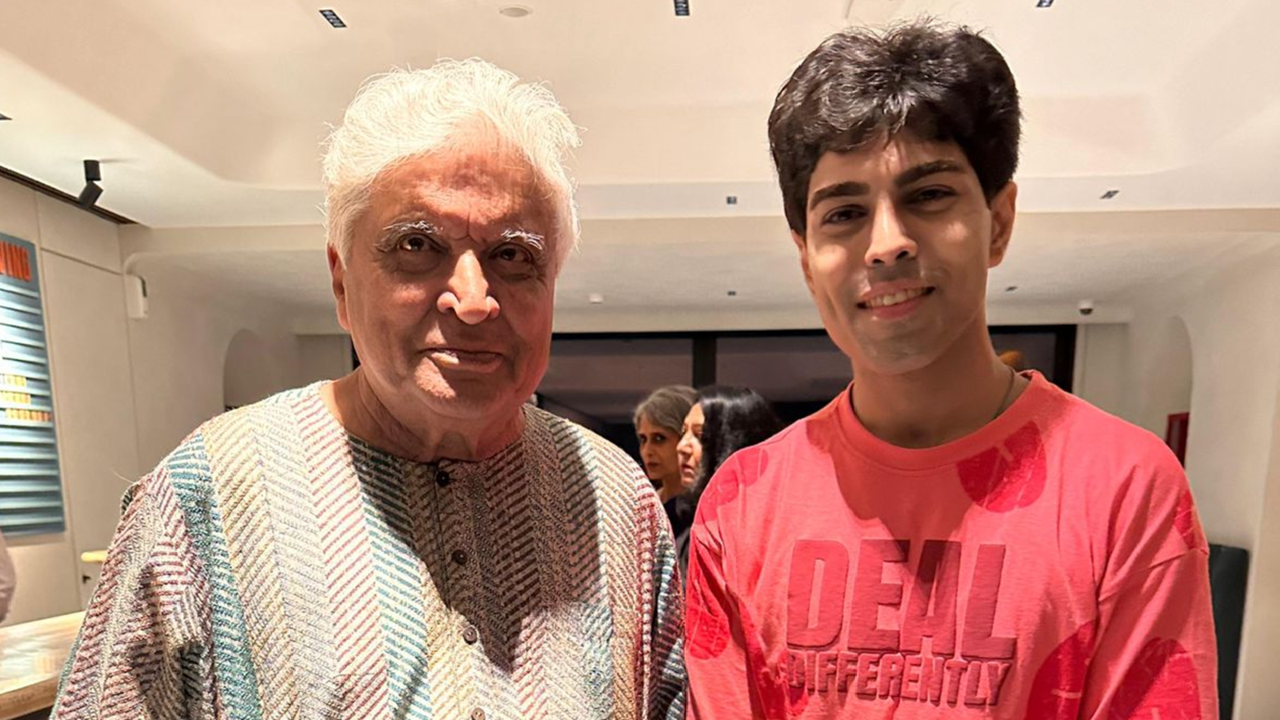 Pallav Singgh Meets Javed Akhtar At Angry Young Men Screening, Here's What Legendary Actor Said To Mirzapur Fame