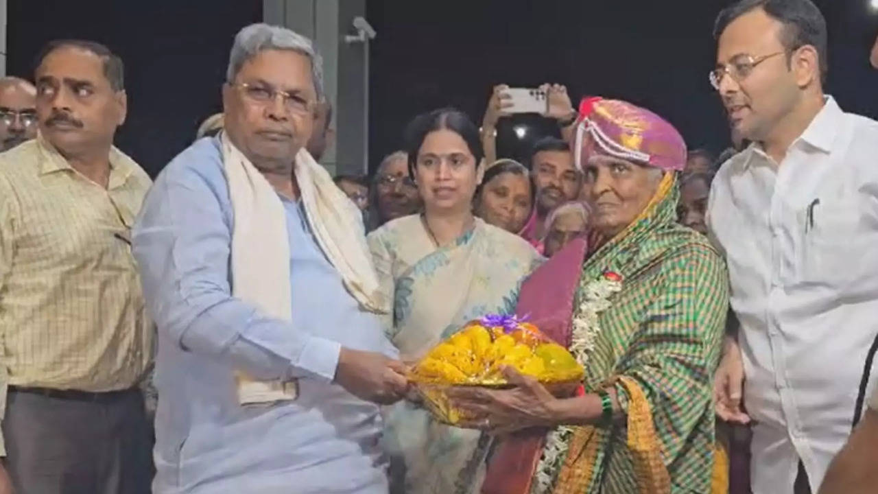 ಅಕ್ಕಾತಾಯಿಗೆ ಸನ್ಮಾನ ಮಾಡಿದ ಸಿಎಂ ಸಿದ್ದರಾಮಯ್ಯ