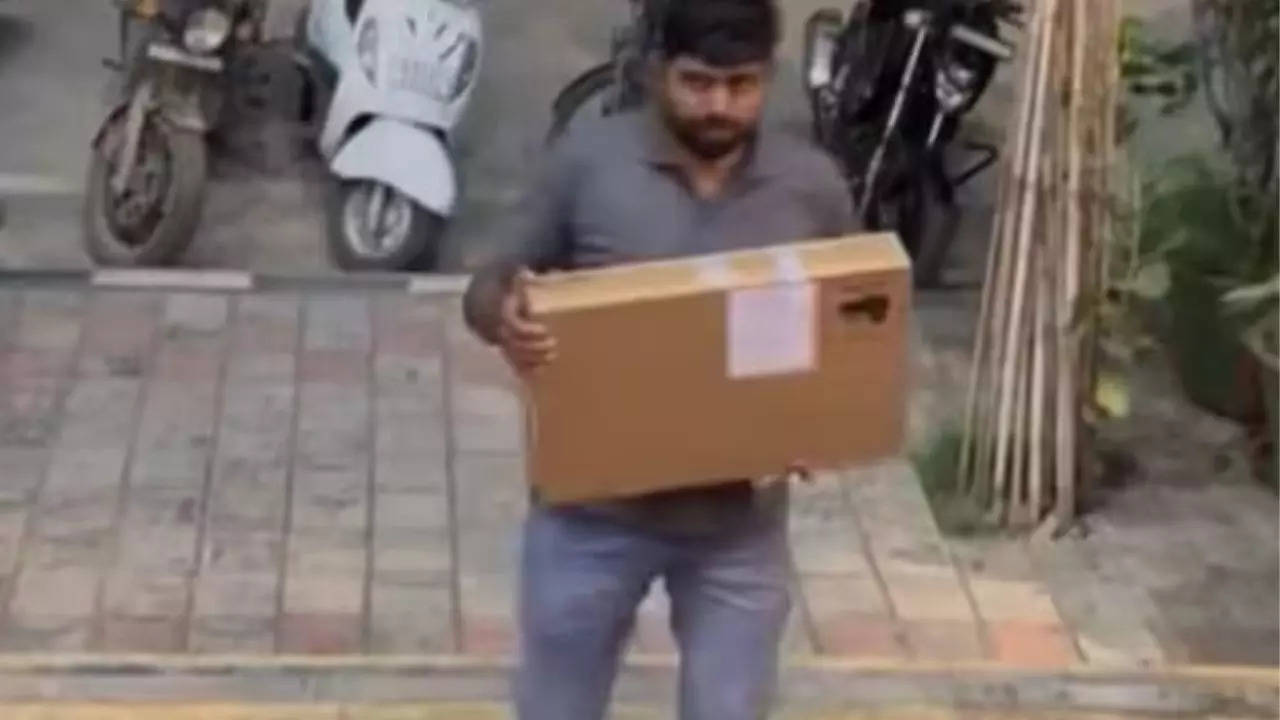 bengaluru man receives special gift from flipkart after 13-minute delivery post goes viral