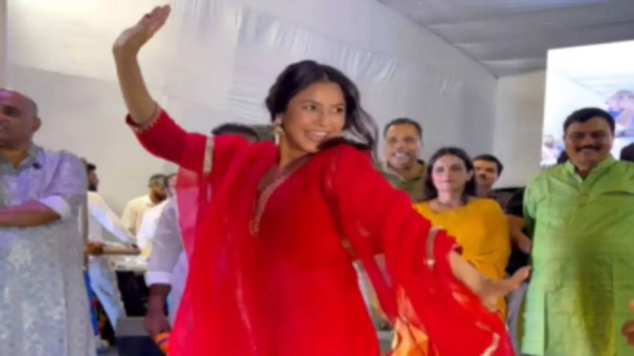 Shehnaaz Gill Dances To Zingaat At Dahi Handi Event In Mumbai - Watch