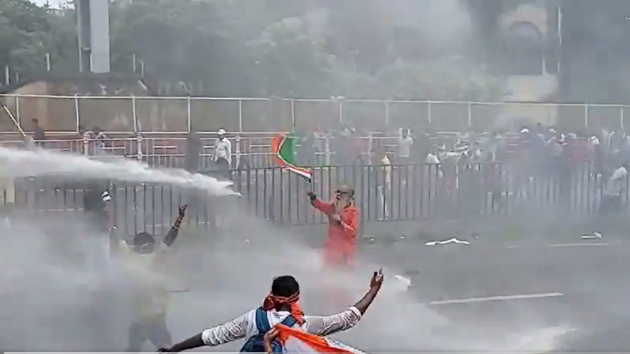 kolkata protest: elderly braves water cannon at howrah bridge. bjp hails spirit, tmc retaliates