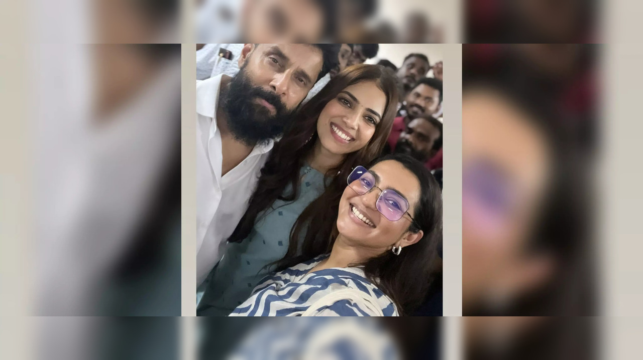 Vikram, Parvathy and Malavika Mohanan take a selfie