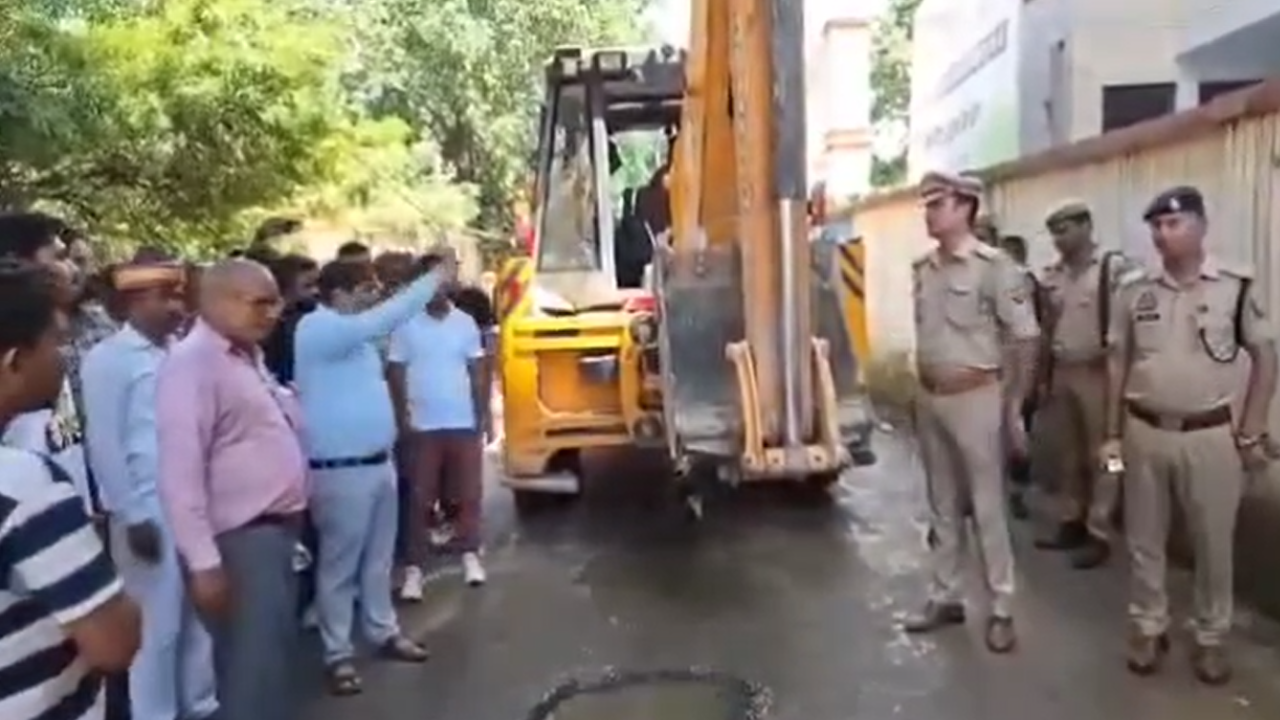 Screengrab of video when officials of District Administration arrived with the demolition order