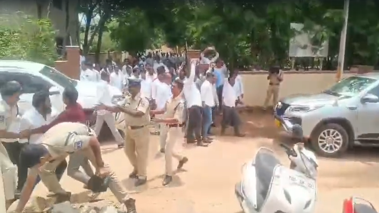 Kale Yadaiah's Vehicle Attacked With Eggs, Tomatoes Allegedly By Local Congress Workers in Telangana