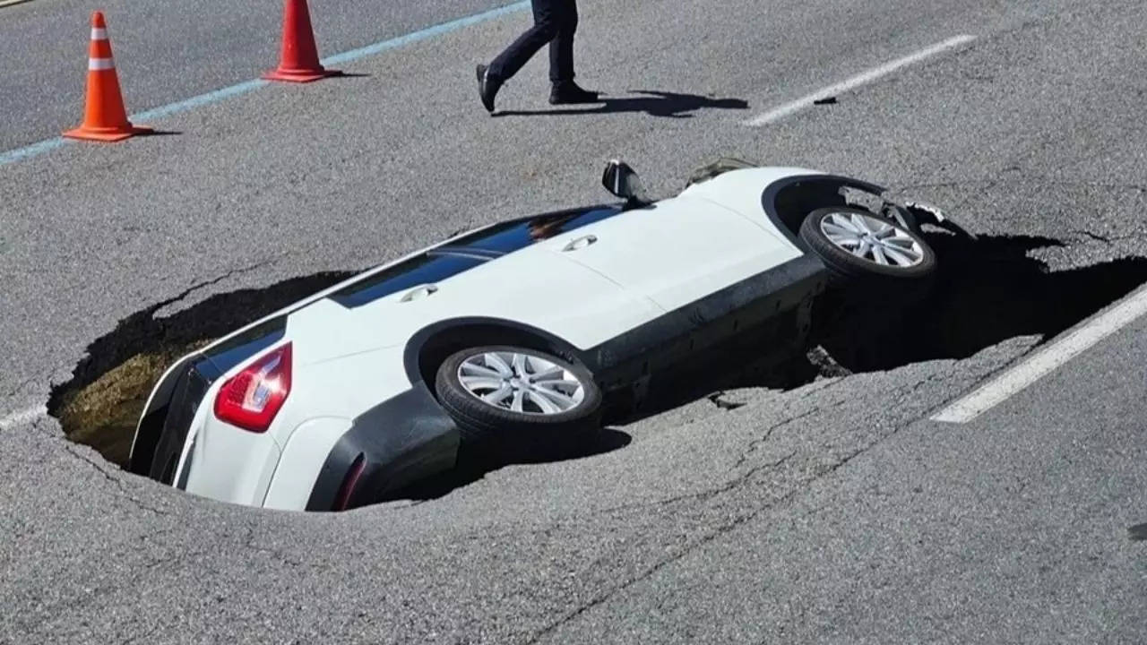 Massive sinkhole in Seoul engulfs an SUV with two passengers inside