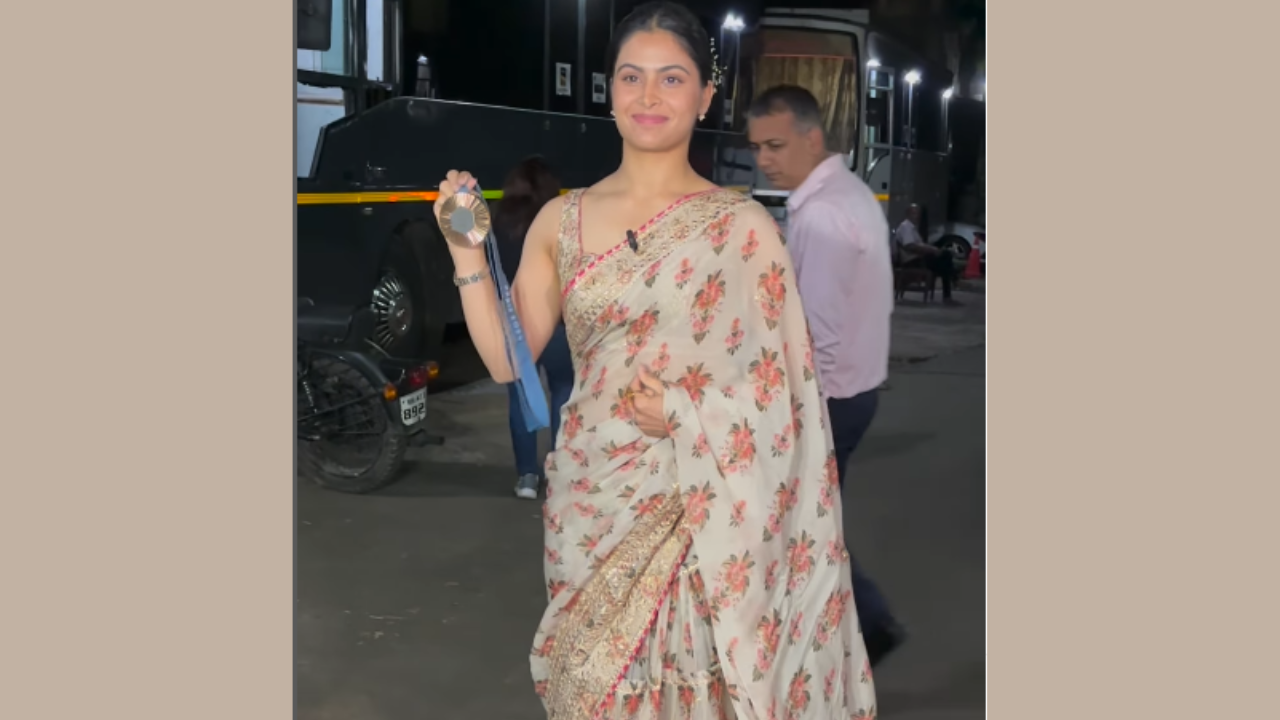 Manu Bhaker posing with her medal