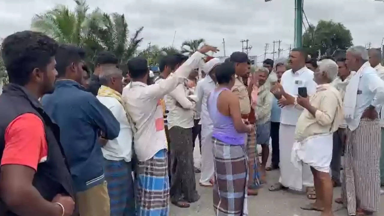 people protest after accident in chalageri toll plaza near  haveri