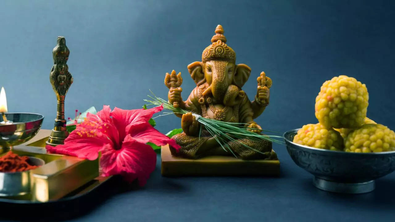 ganesh chaturthi 2024: why seeing the moon on ganesh chaturthi is considered inauspicious?