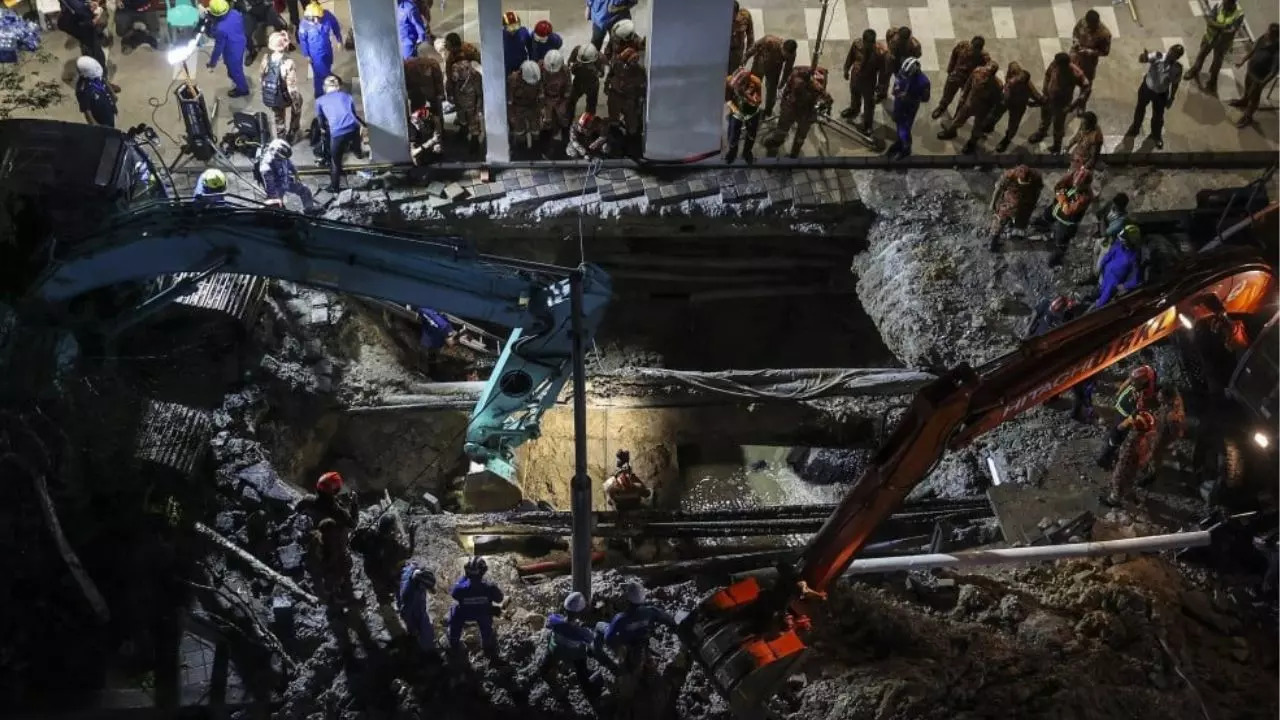 Vijaya Lakshmi Gali, 48, was walking along a road in the Dang Wangi area in Kuala Lumpur on Aug. 23 when the pavement beneath her suddenly collapsed.