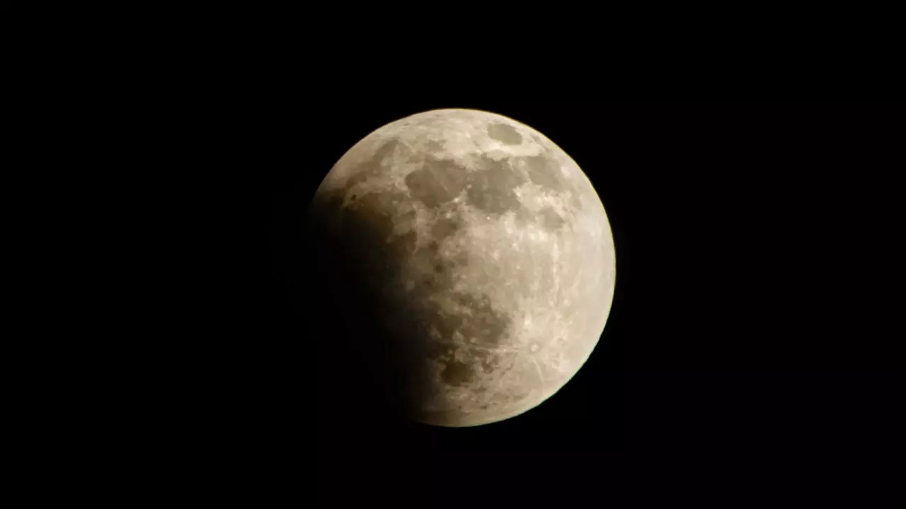 Here’s What You Should And Shouldn’t Do During Lunar Eclipse