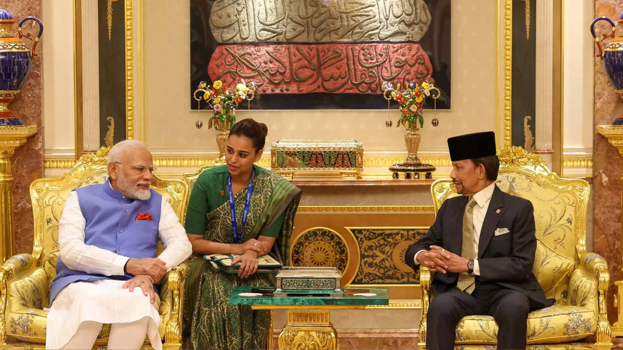 brunei sultan 7000 cars and 1,700 rooms lavish palace and palace aeroplan and cars coated with gold pm modi visited brunei