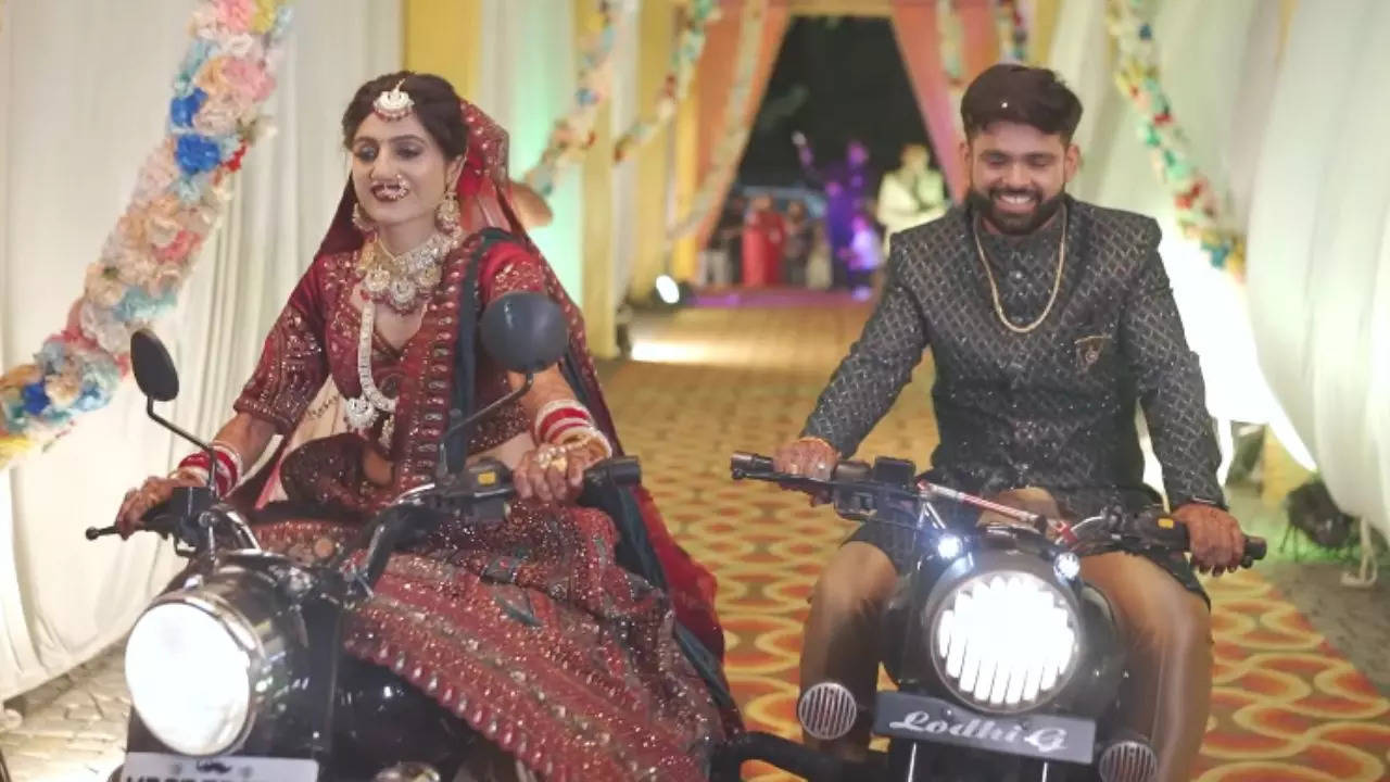 dulha dulhan grand entry on bullet