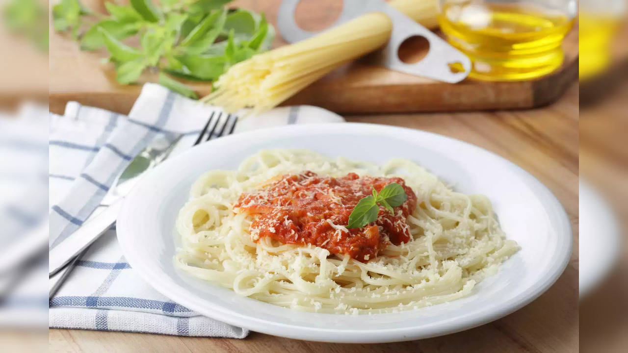 Cheesy Spaghetti And Red Sauce For Dinner